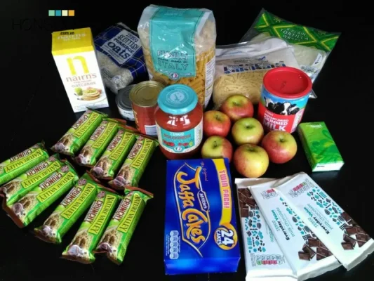 chuẩn bị đồ ăn nhẹ khi leo núi