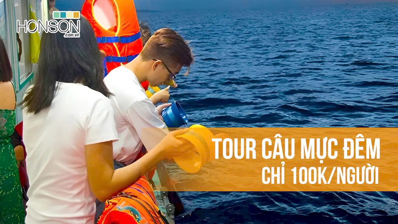 Dịch vụ tour câu mực đêm tại Hòn Sơn giá rẻ, trải nghiệm câu mực trên tàu cho du khách.